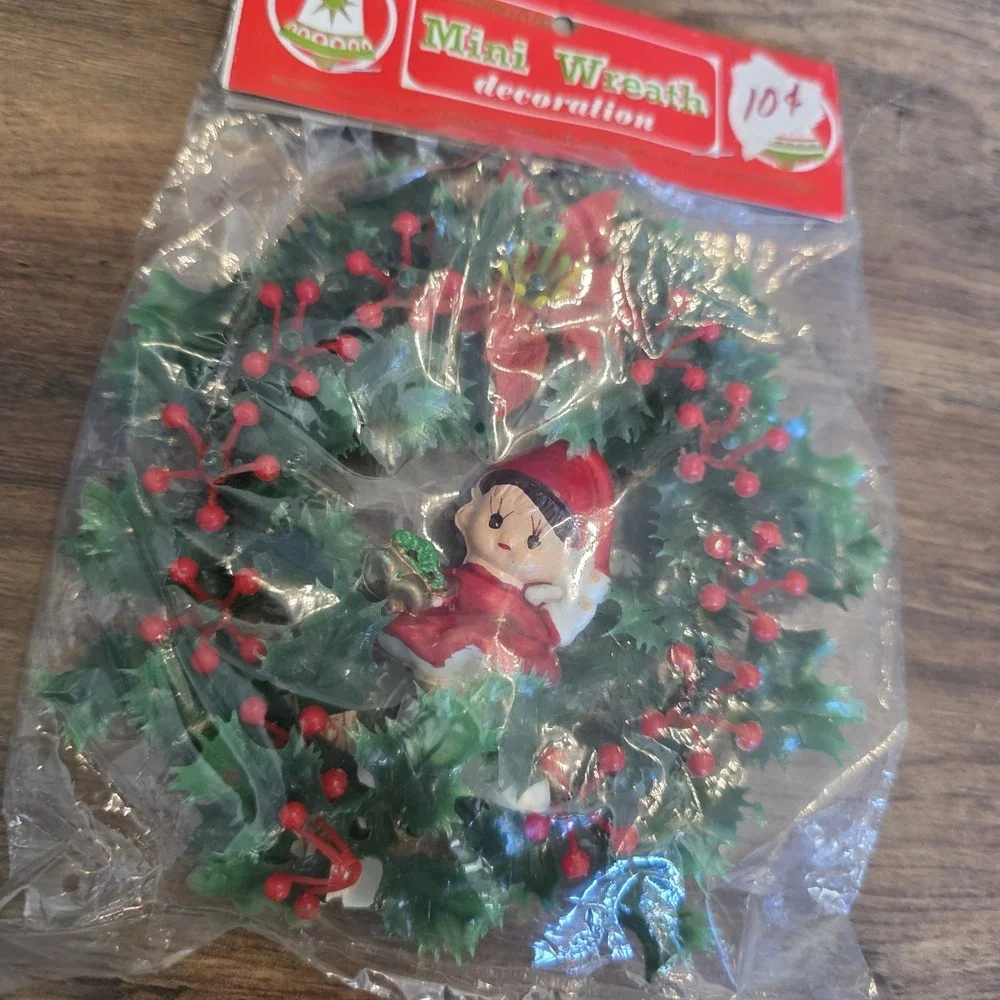 Commodore Mini Wreath Decoration New In Package Vintage Wreath & Elf Holiday